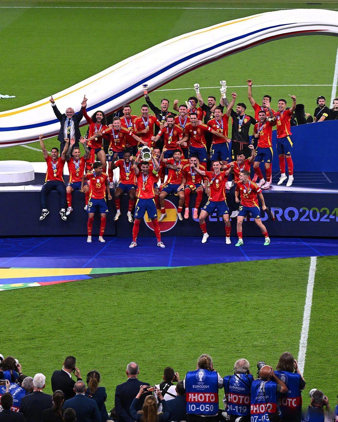 欧洲国家杯竞争白热化，球员斗志昂扬的简单介绍