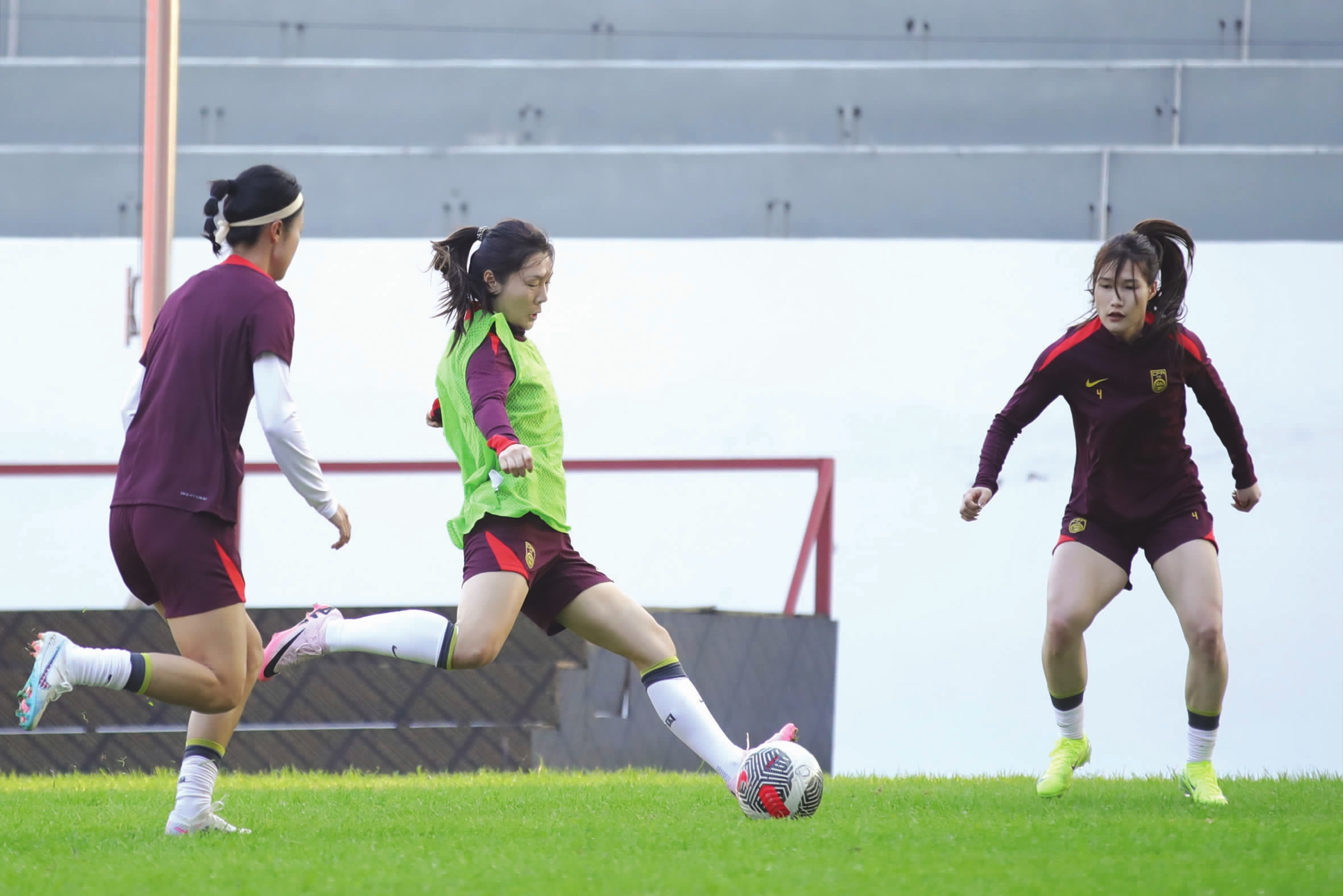 韩国女足队员在球场上认真训练 韩国女足队员在球场上认真训练