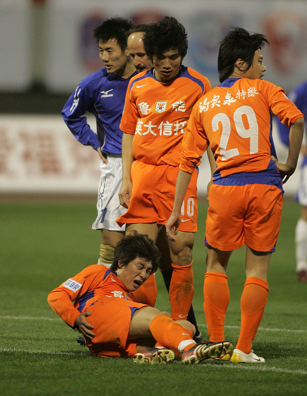 山东鲁能全队配合默契备战对手