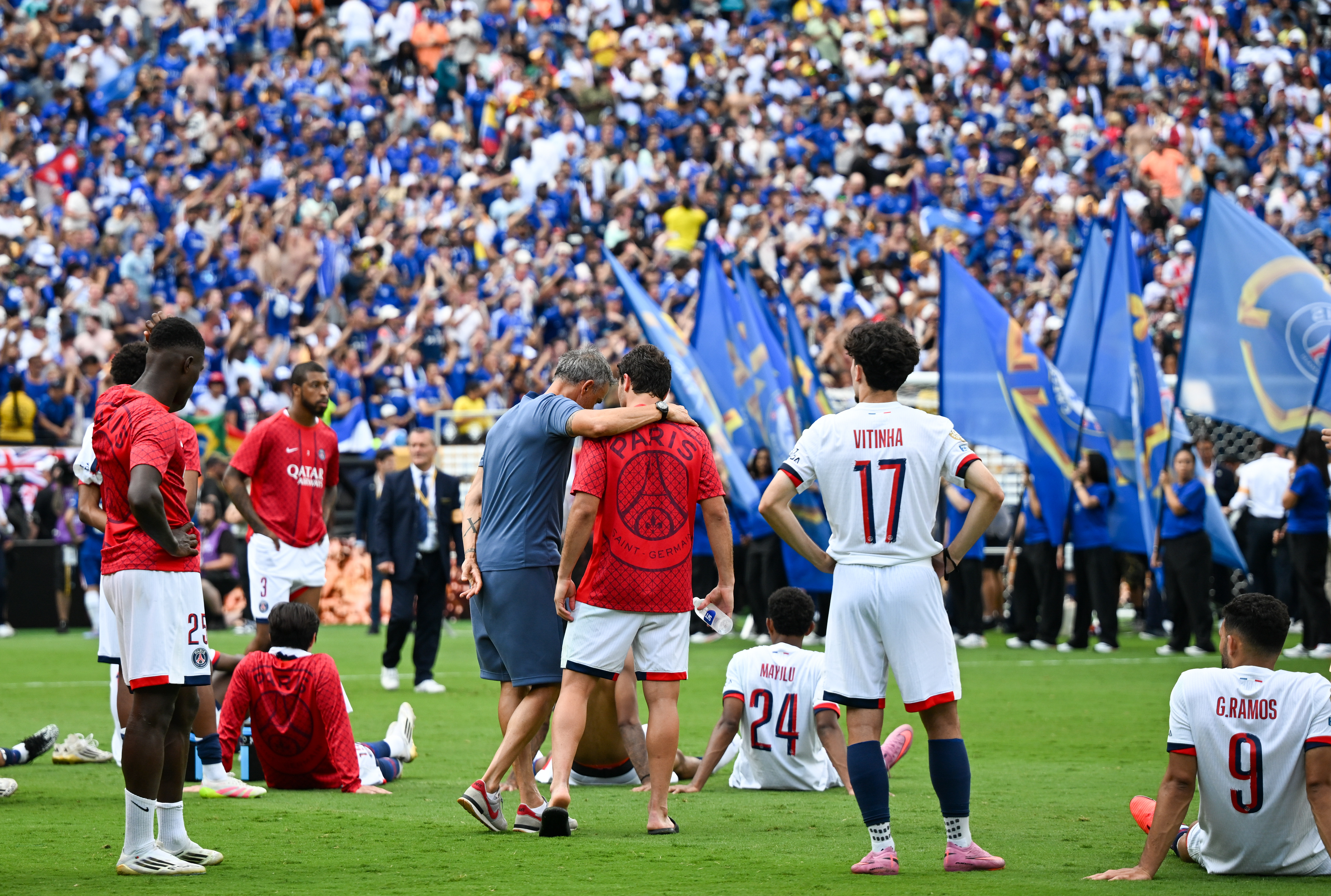 关于足球比赛风靡各大洲，受到球迷热捧的信息