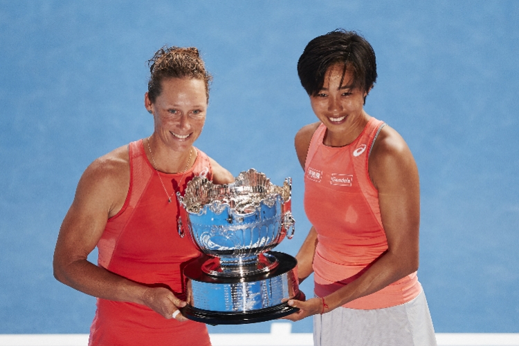 澳洲最佳篮球手捧起当地联赛冠军奖杯的简单介绍 澳洲最佳篮球手捧起当地联赛冠军奖杯的简单介绍