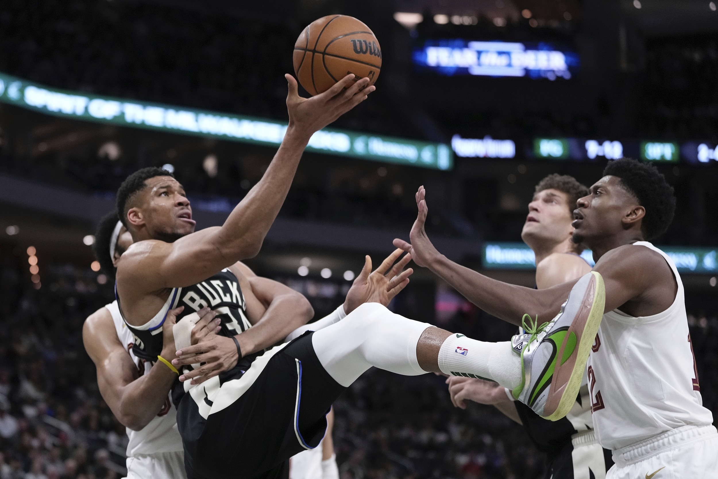 鹈鹕主场击败雄鹿,豪取胜利 鹈鹕主场击败雄鹿,豪取胜利