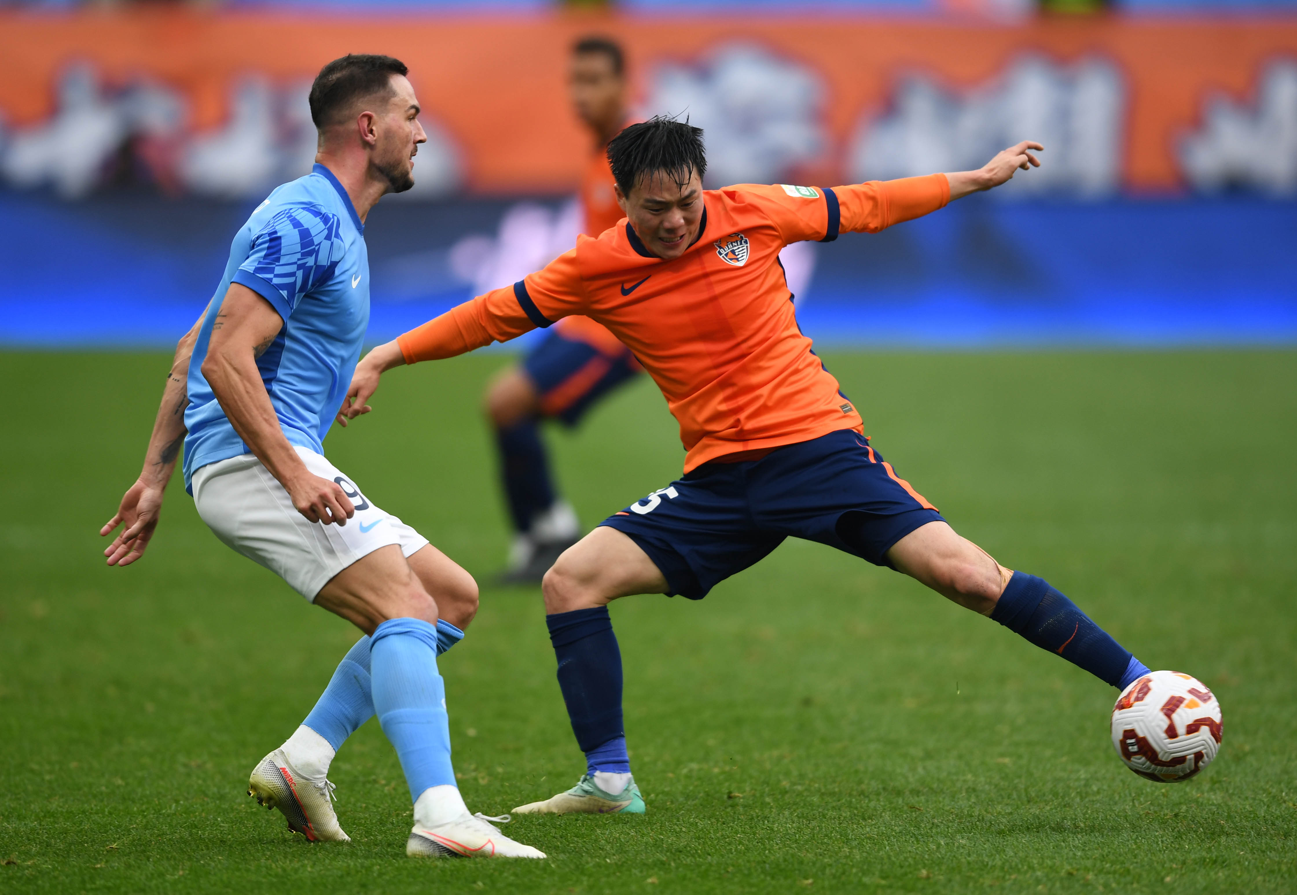 挑战极限，球员拼尽全力奋勇争胜的简单介绍